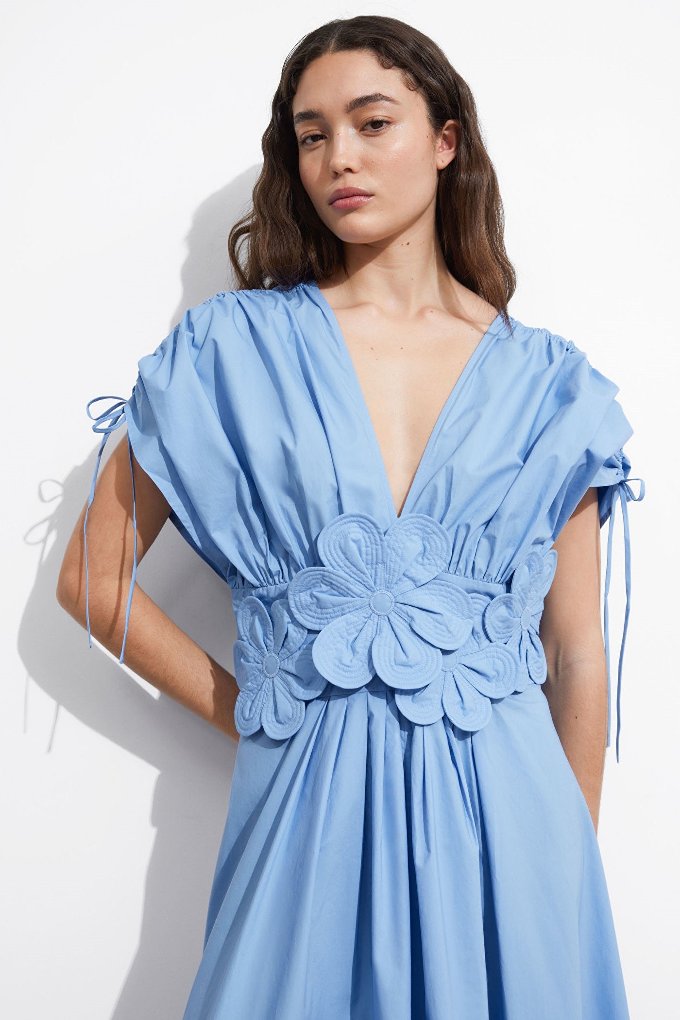 Maggie Blumen-Applikation V-Ausschnitt Maxikleid