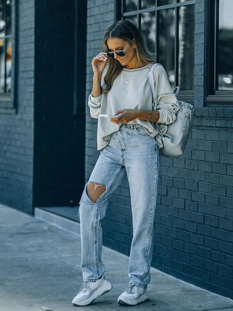 Trendige asymmetrische zerrissene Jeanshose