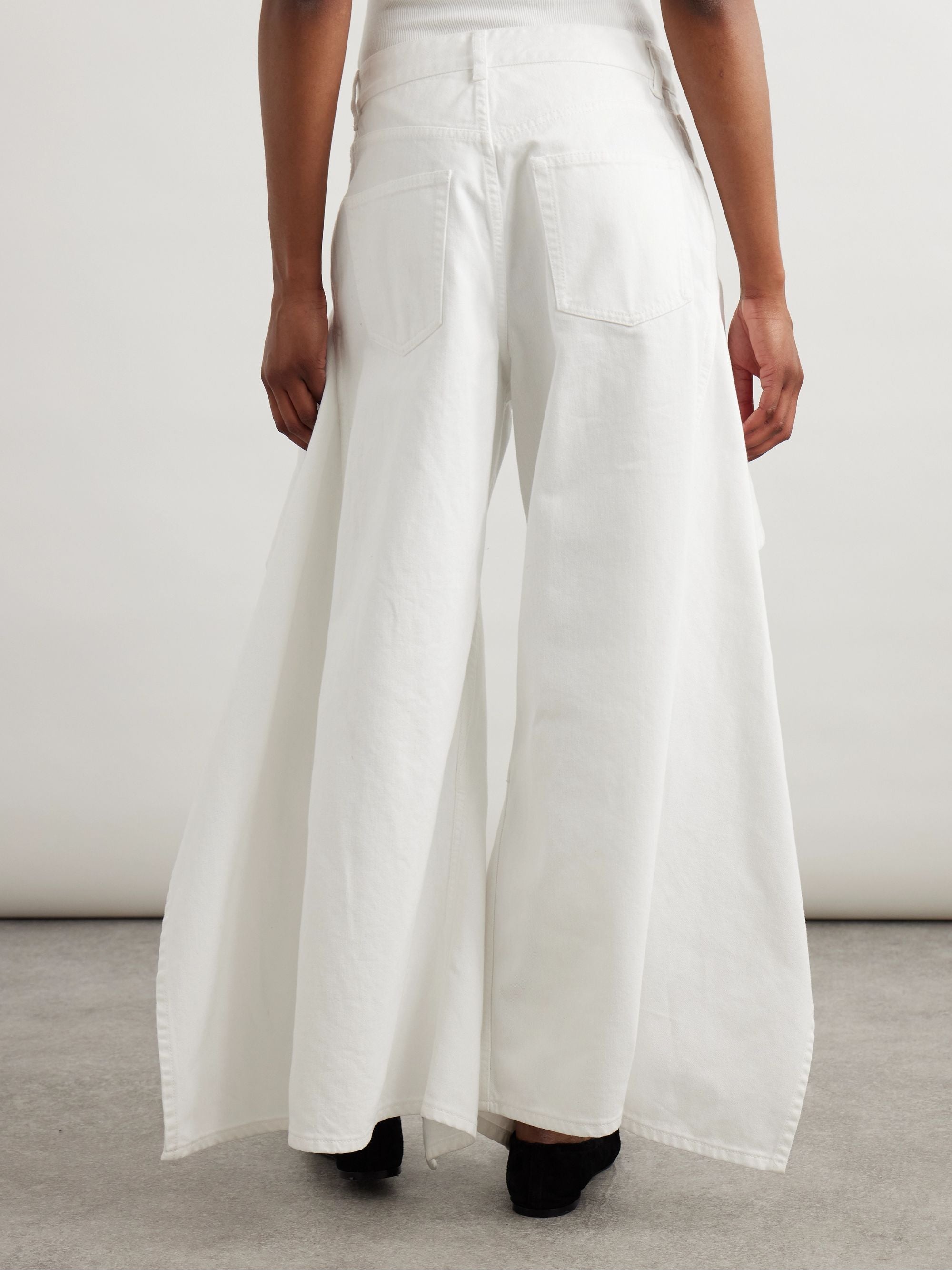 Rüschenjeans mit weitem Bein und mittelhohem Bund