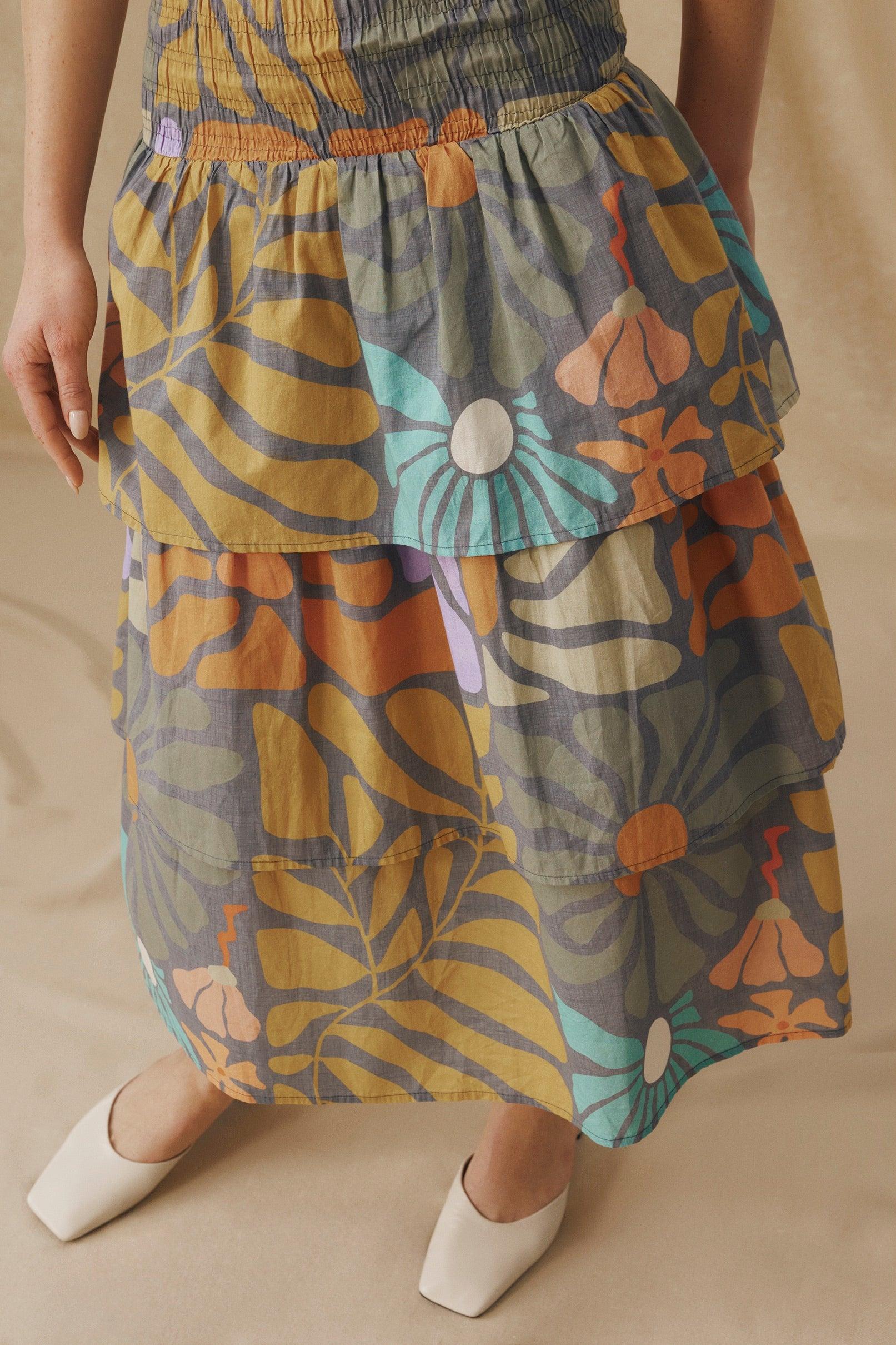 Mehrfarbiges Blumenkleid aus Midi-Stoff