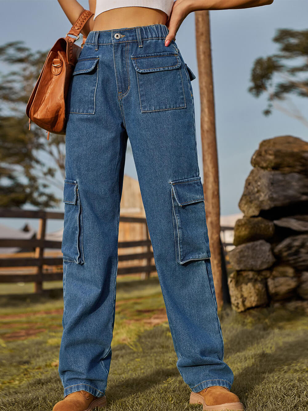 Gewaschene Jeans mit mehreren Taschen und Cargotaschen