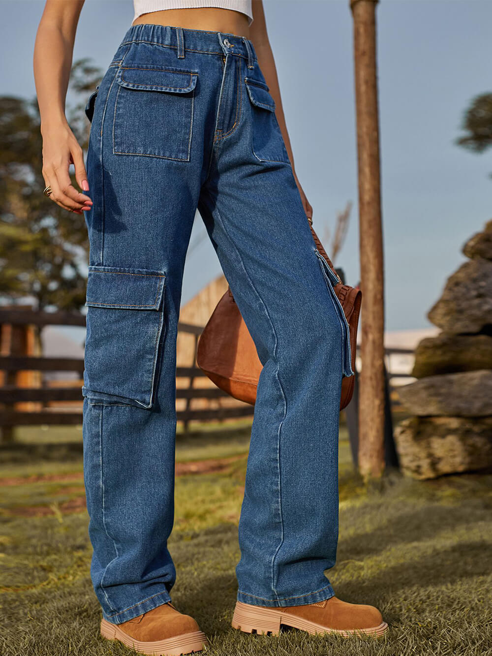 Gewaschene Jeans mit mehreren Taschen und Cargotaschen