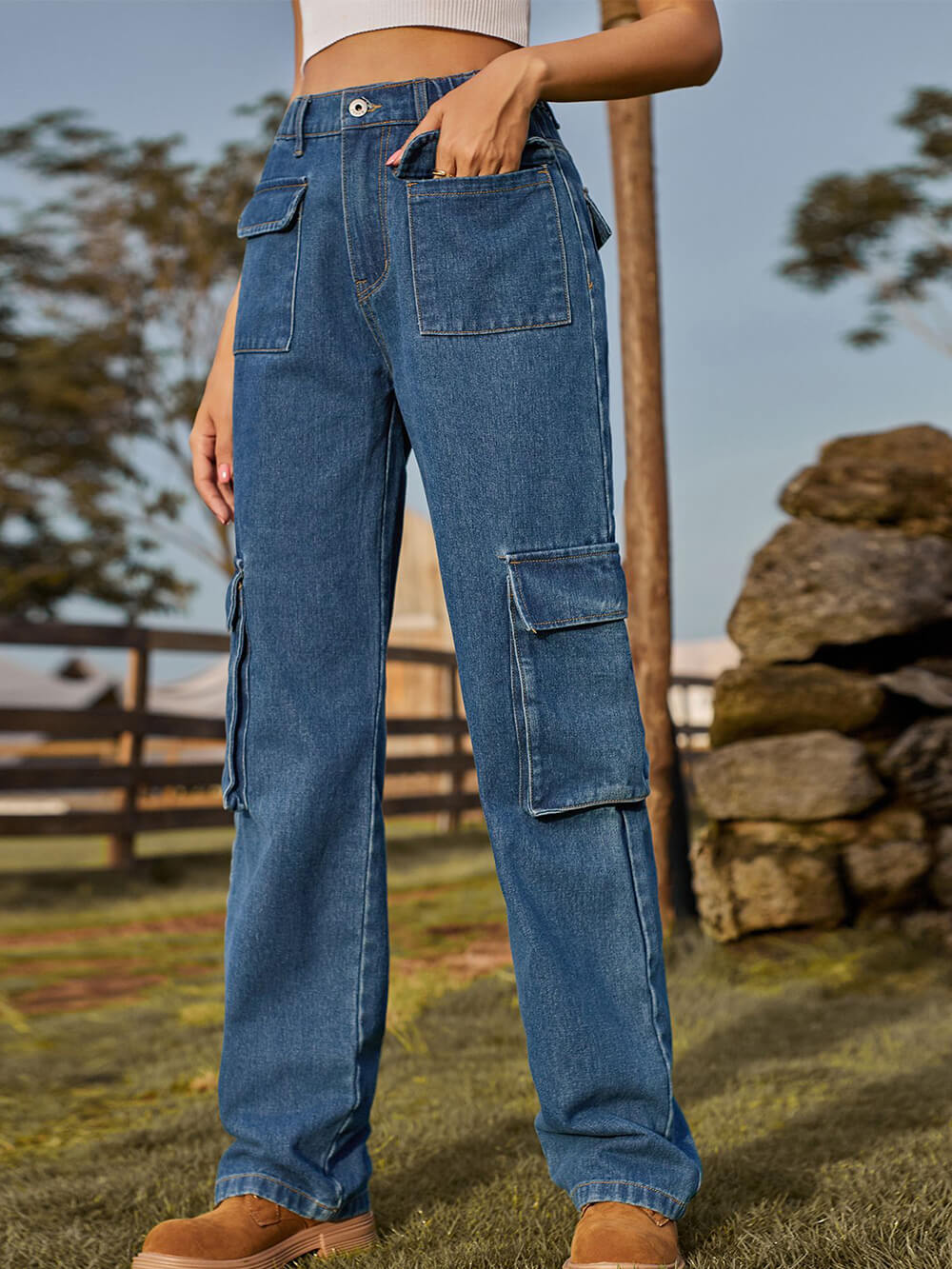 Gewaschene Jeans mit mehreren Taschen und Cargotaschen