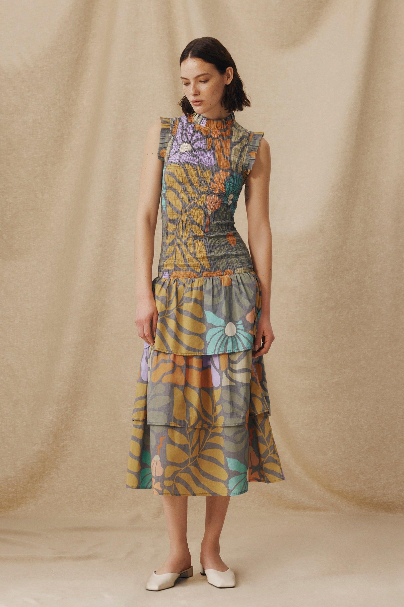 Mehrfarbiges Blumenkleid aus Midi-Stoff