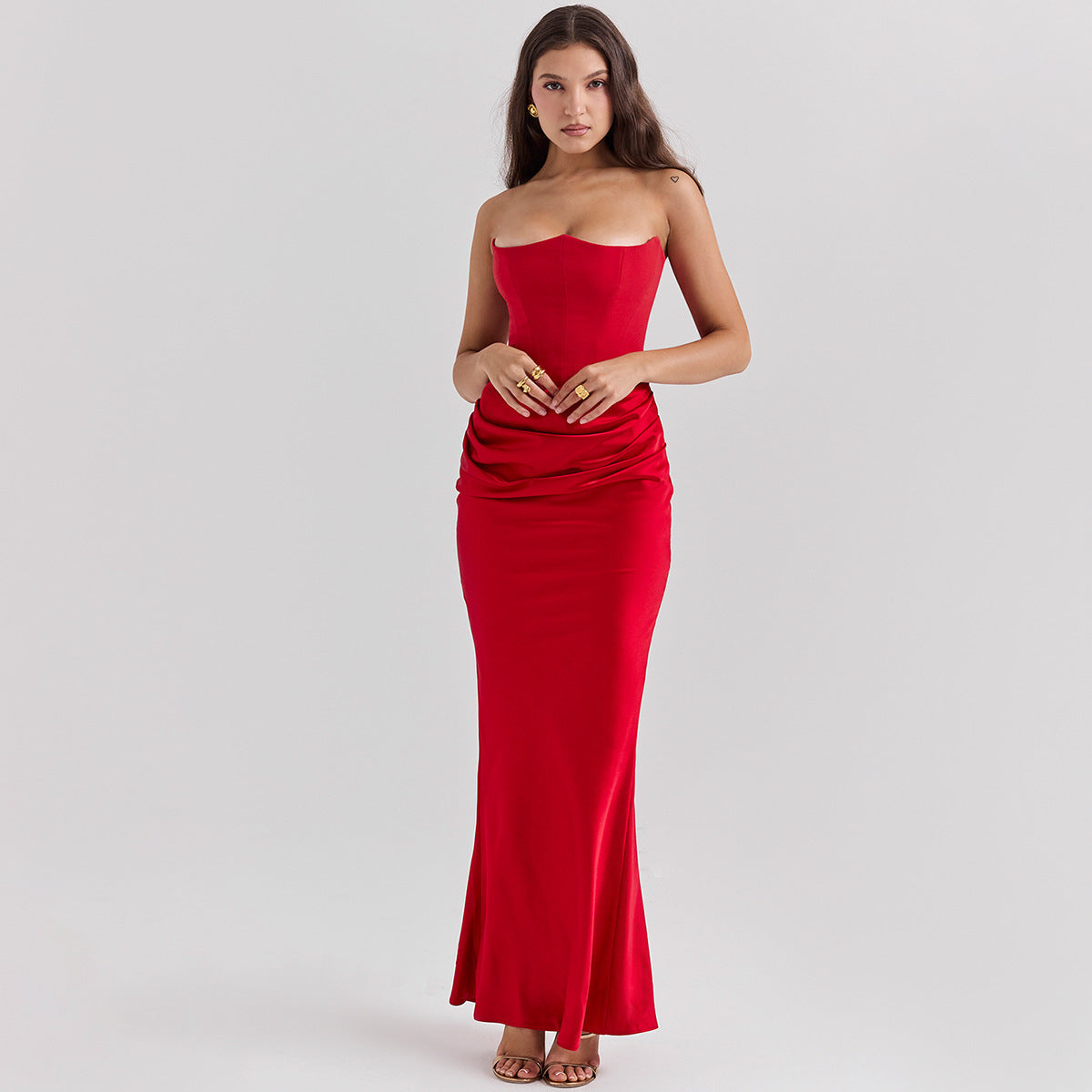 rückenfreies kleid, elegantes abendkleid, figurbetontes kleid, minimalistisches kleid, festliches maxikleid, glamouröses abendkleid, modernes abendkleid, langes abendkleid, schickes cocktailkleid, partykleid, abendmode, festliche kleidung, damenmode, sexy dress, cocktail attire women, date night outfits