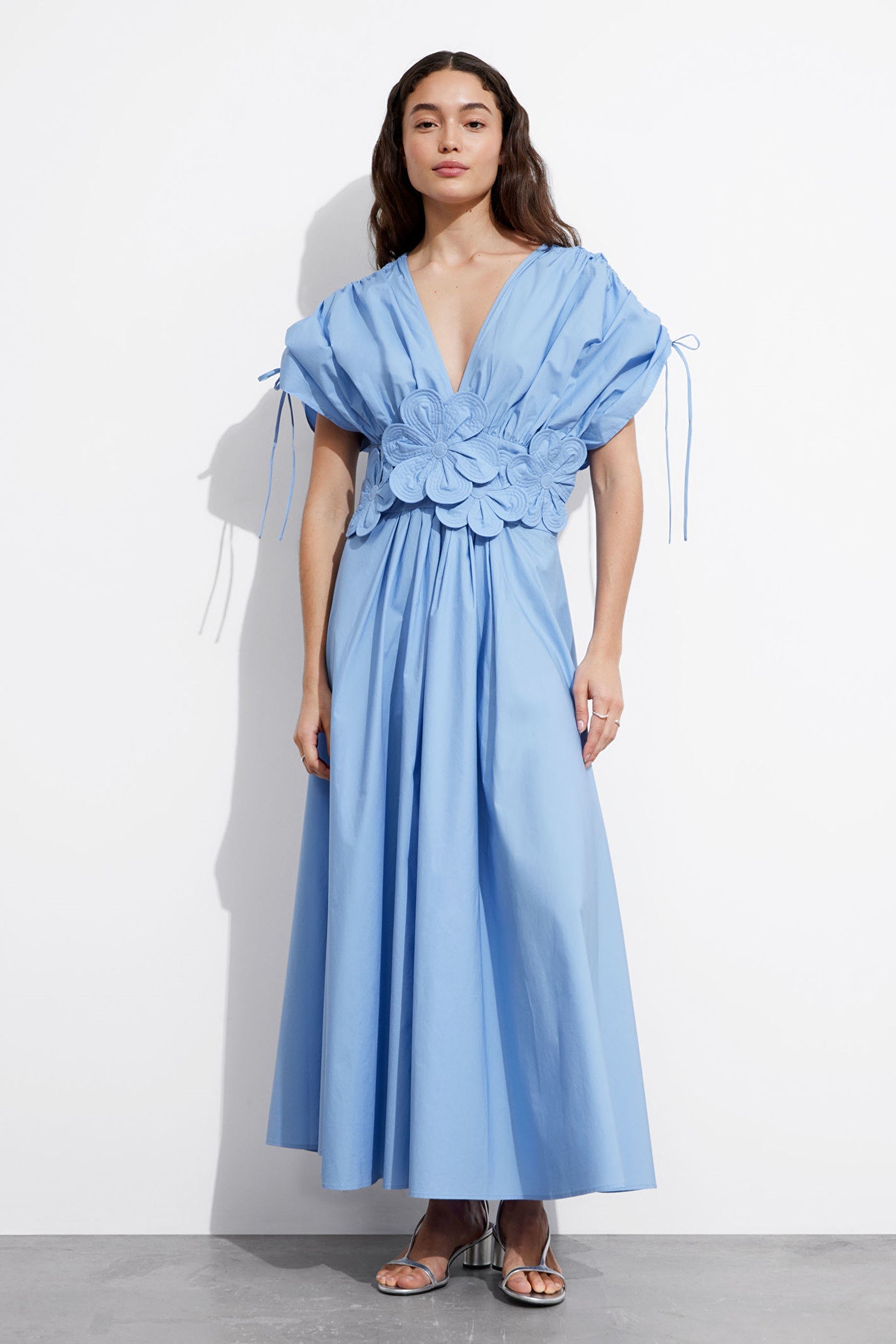 Maggie Blumen-Applikation V-Ausschnitt Maxikleid