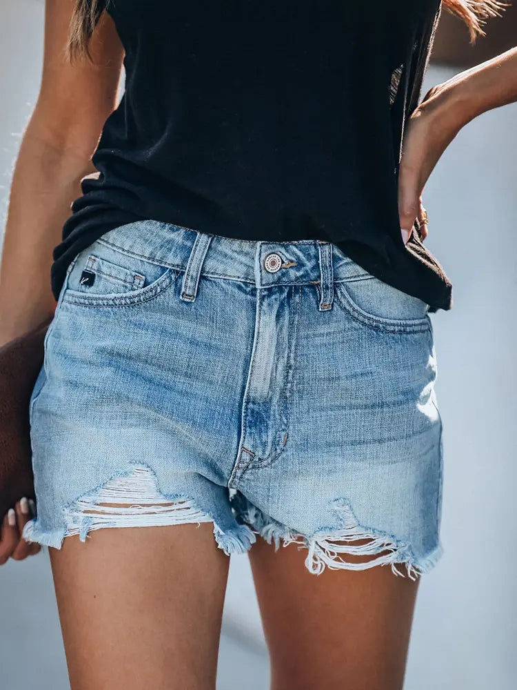 Klassische zerrissene Denim-Shorts mit ausgefranstem Saum