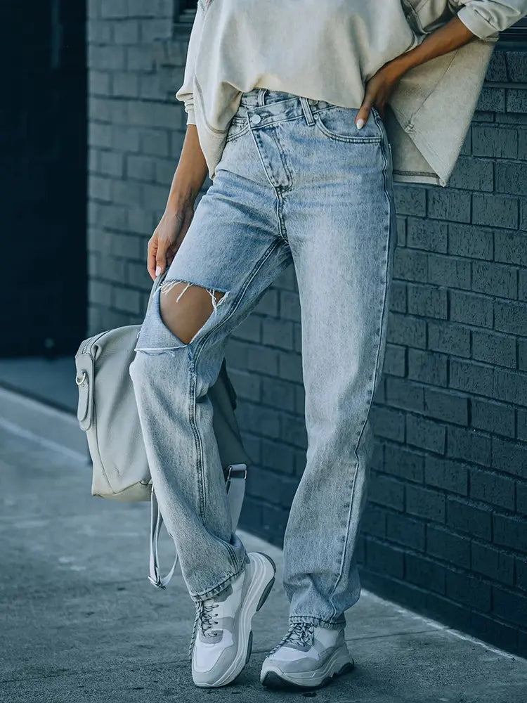 Trendige asymmetrische zerrissene Jeanshose