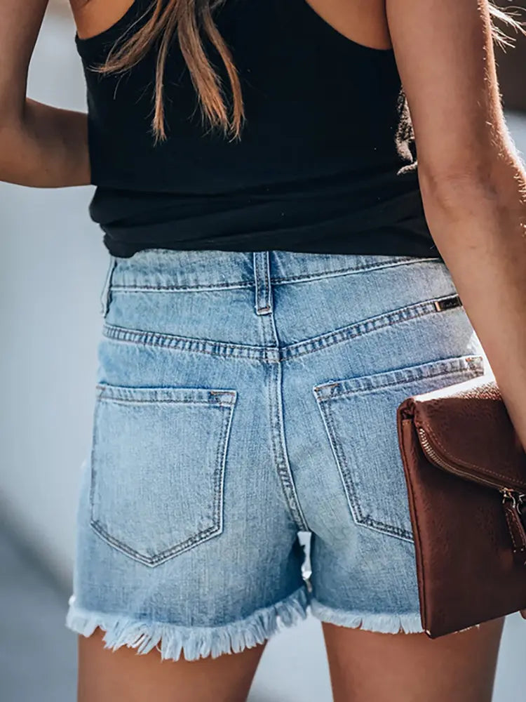 Klassische zerrissene Denim-Shorts mit ausgefranstem Saum