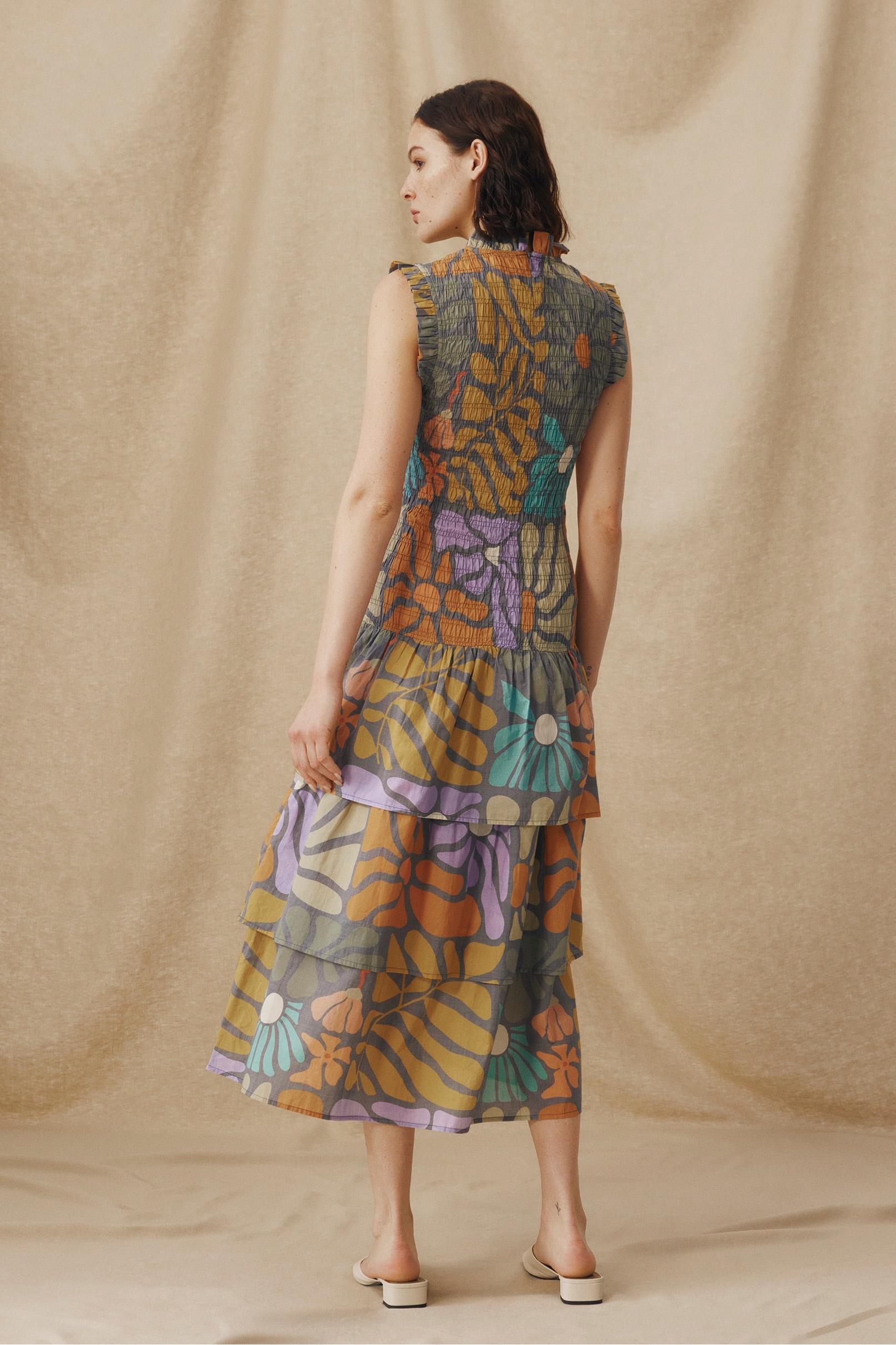 Mehrfarbiges Blumenkleid aus Midi-Stoff