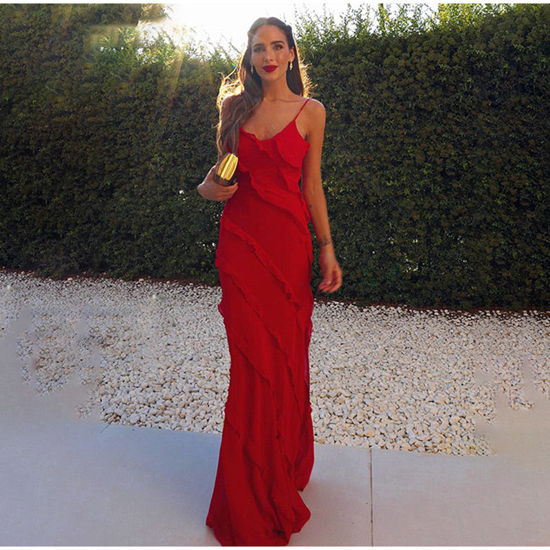 Elegante Frau trägt ein Maxikleid Damen, Sommerkleid elegant, Rüschenkleid, Kleid mit Rüschen, elegantes Maxikleid, festliches Kleid Damen, langes Kleid. Das lange Kleid überzeugt als sommerliches und festliches Outfit. Das Kleid mit Rüschen verleiht dem Look eine moderne Note. Perfektes Rüschenkleid als elegantes Sommerkleid, vielseitig kombinierbares elegantes Maxikleid, stilvoll und feminin.