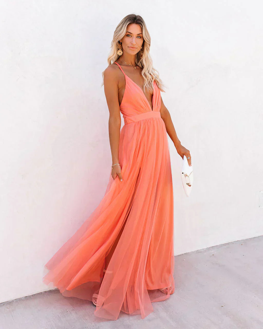 Elegante Frau trägt ein stilvolles Kleid; ein bodenlanges Kleid im klassischen Maxikleid-Stil. Perfekt als festliches Kleid oder romantisches Kleid geeignet, ideal als Hochzeitsgast Kleid. Dieses elegante Kleid überzeugt als Abendkleid und Damendress, indem es ein damenkleid elegant Design bietet. Maxikleid, Abendkleid, elegantes Kleid, festliches Kleid, Hochzeitsgast Kleid, bodenlanges Kleid, stilvolles Kleid, romantisches Kleid, damenkleid elegant.