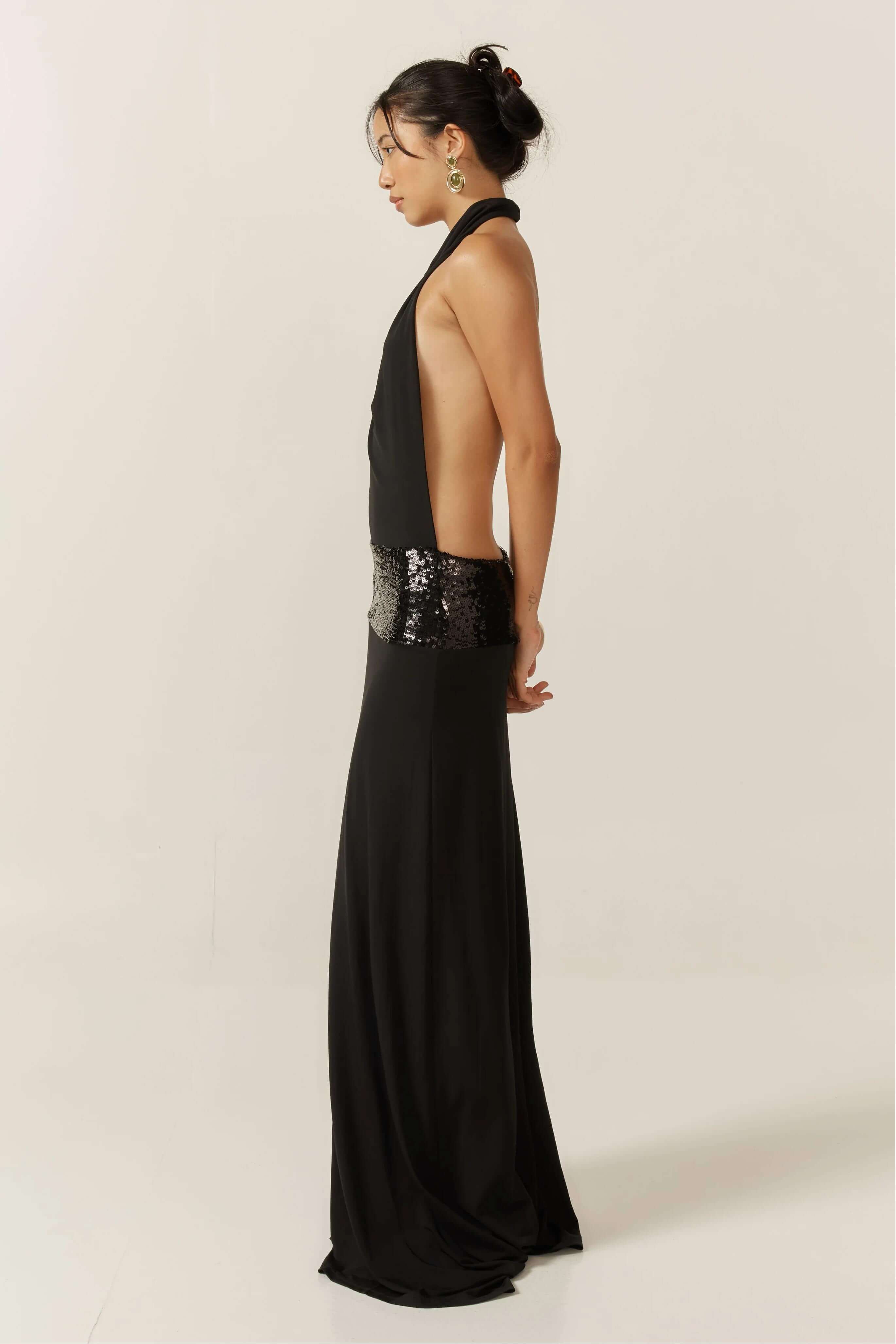 Adele Halter Schwarzes Kleid