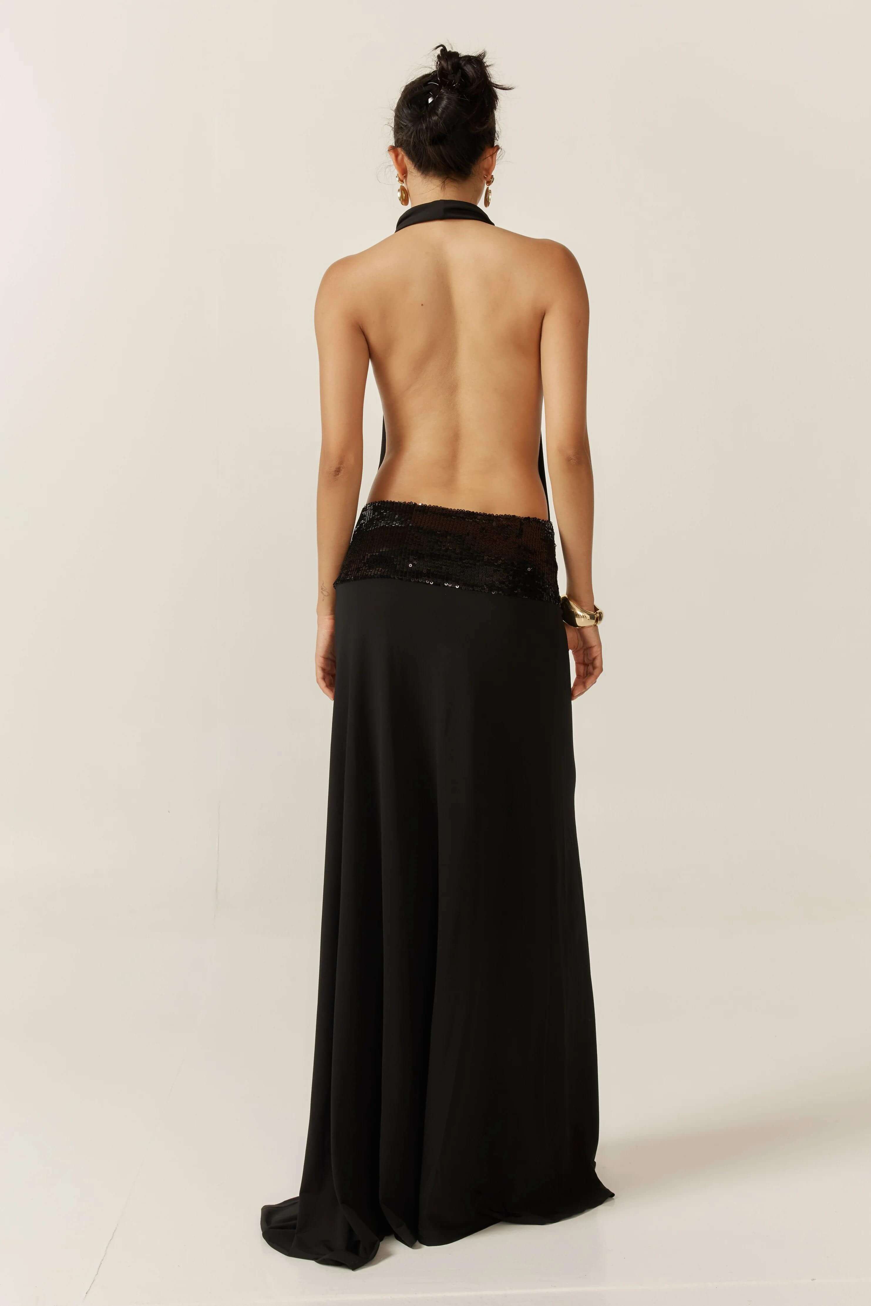 Adele Halter Schwarzes Kleid