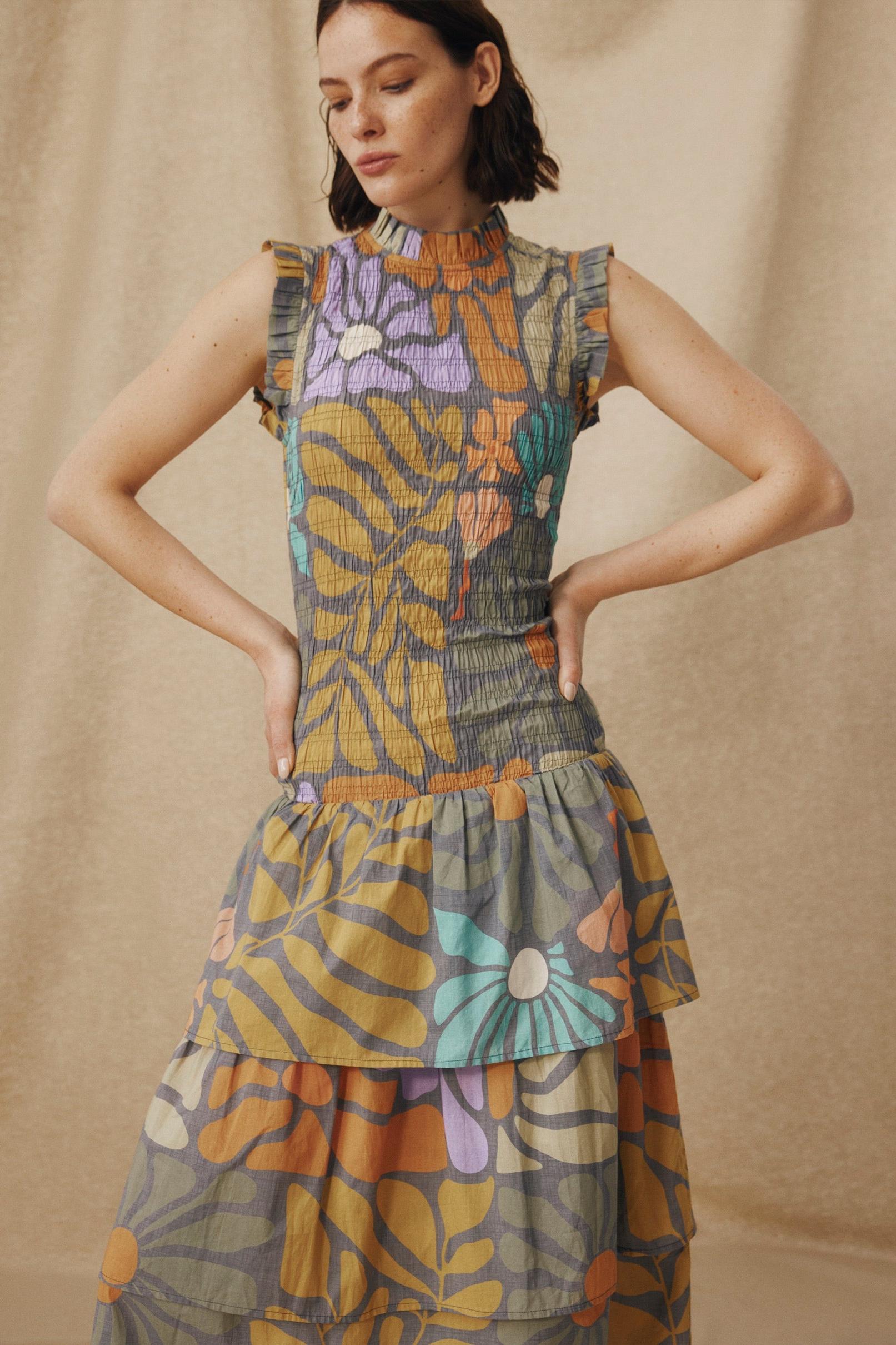 Mehrfarbiges Blumenkleid aus Midi-Stoff