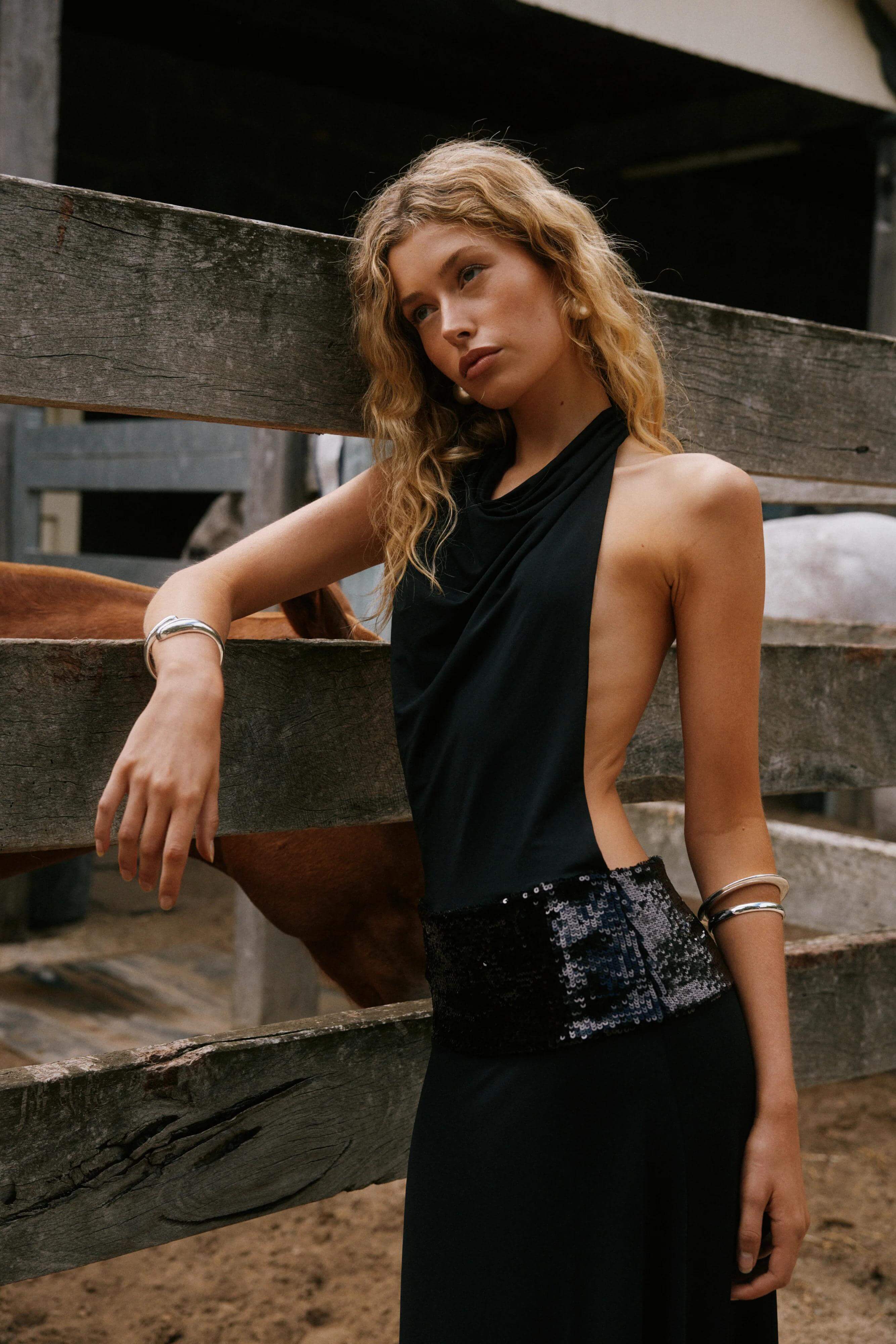 Adele Halter Schwarzes Kleid