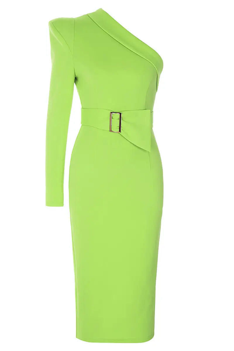 Asymmetrisches One-Shoulder-Kleid mit Gürtel