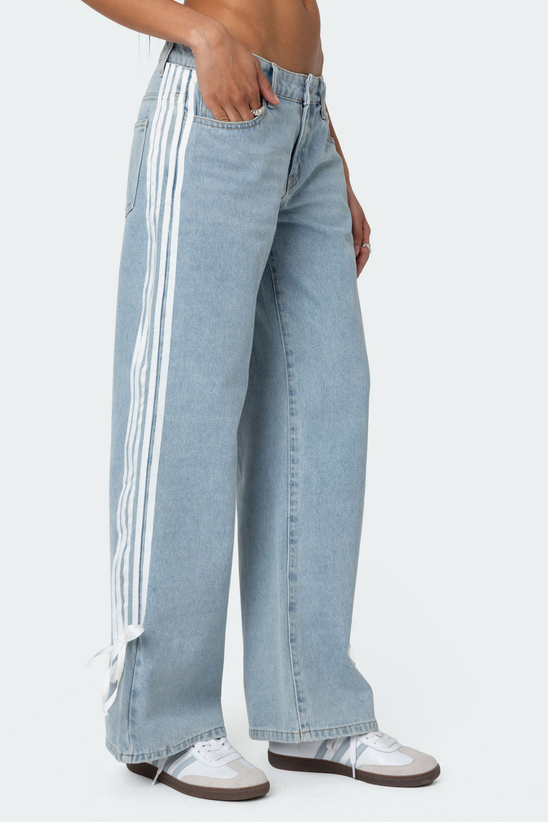 Hose mit niedrigem Bund, lockerem Schnitt, Seitenstreifen und Schleife, weitbeinige Jeans