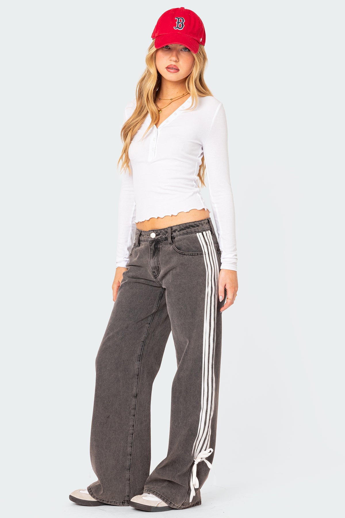 Hose mit niedrigem Bund, lockerem Schnitt, Seitenstreifen und Schleife, weitbeinige Jeans