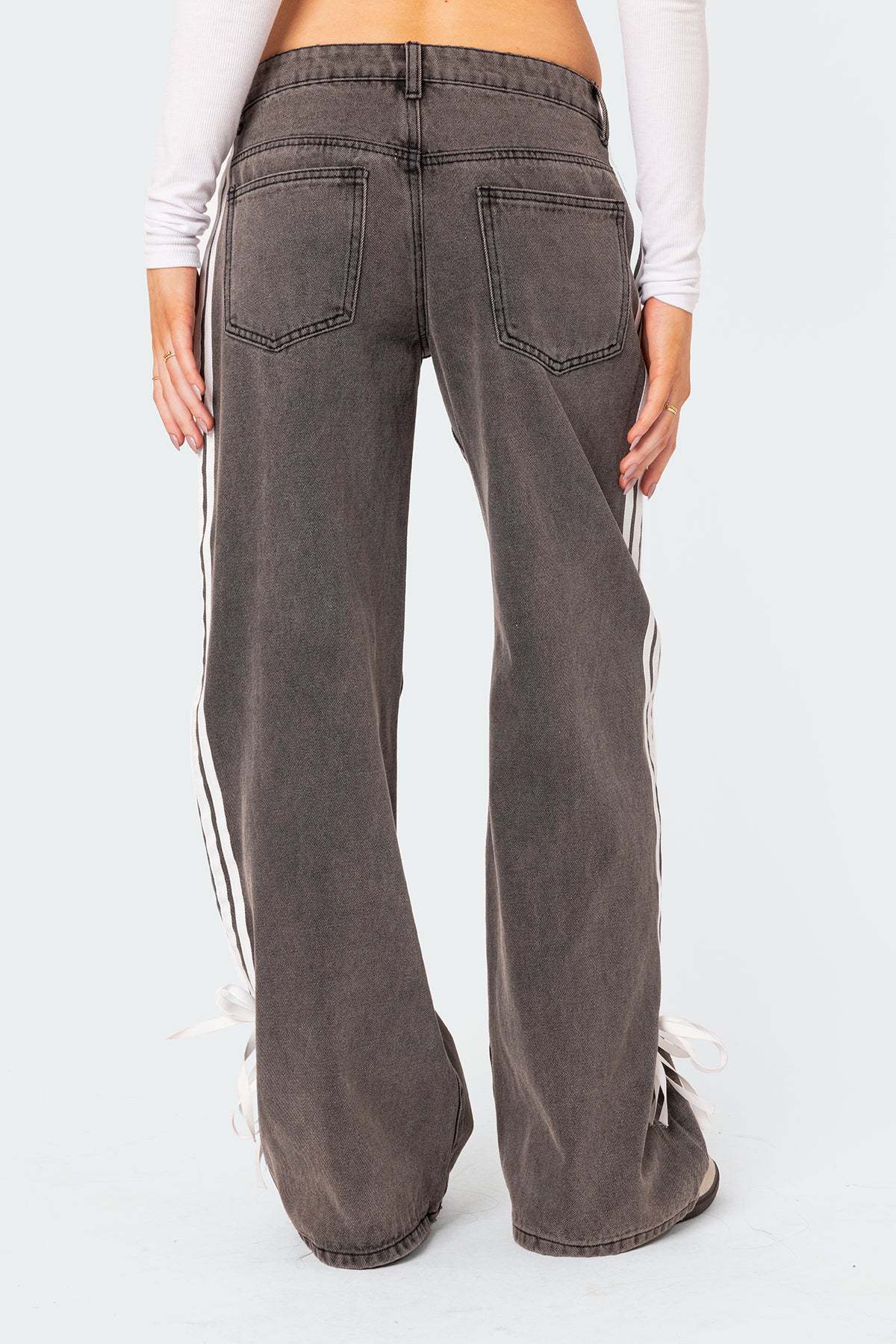 Hose mit niedrigem Bund, lockerem Schnitt, Seitenstreifen und Schleife, weitbeinige Jeans