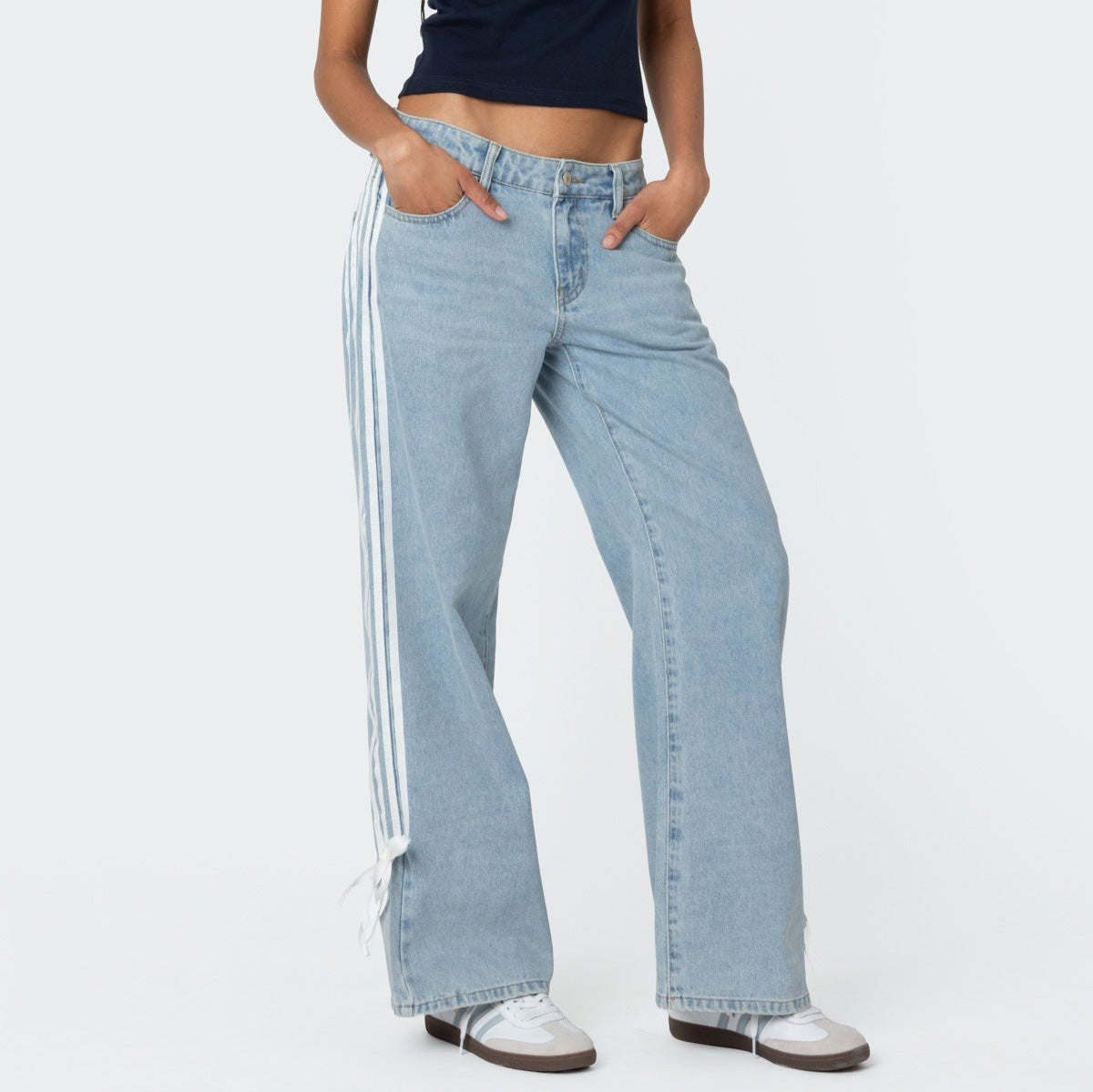 Hose mit niedrigem Bund, lockerem Schnitt, Seitenstreifen und Schleife, weitbeinige Jeans