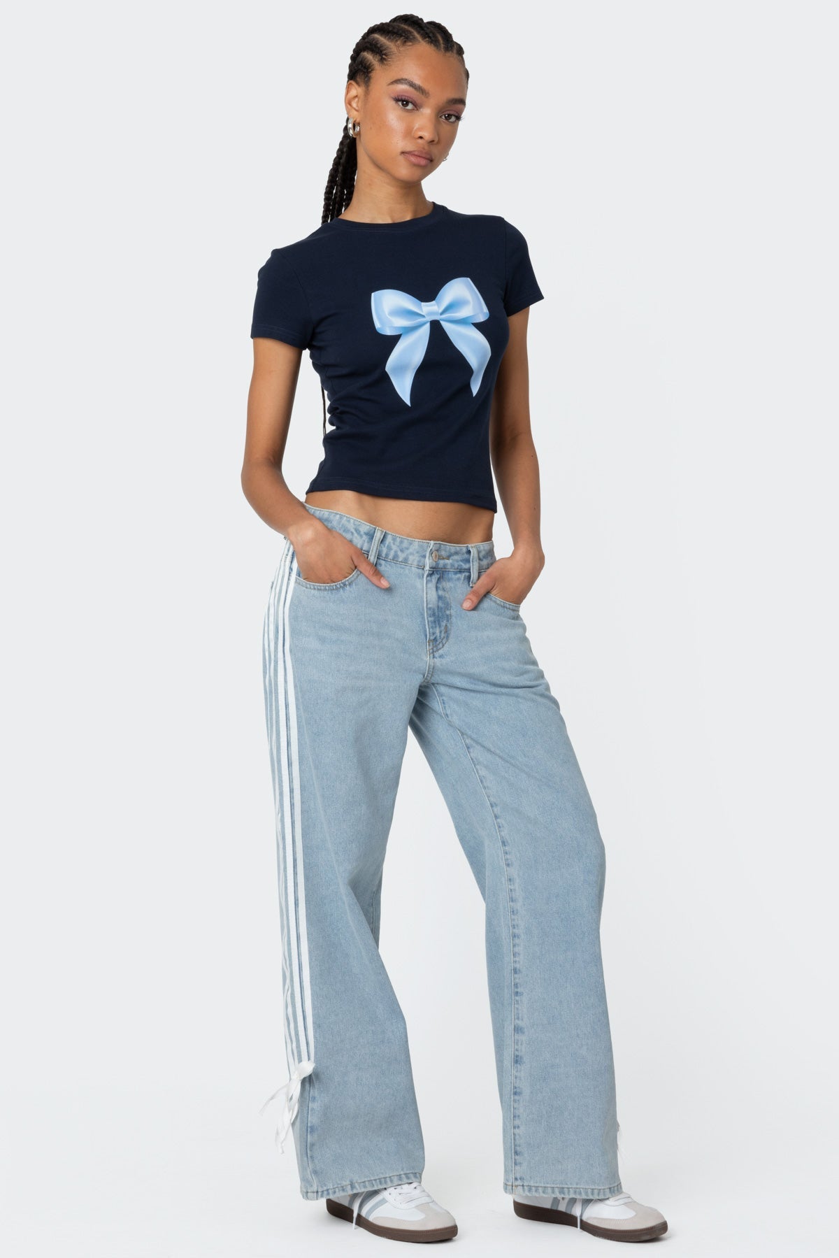 Hose mit niedrigem Bund, lockerem Schnitt, Seitenstreifen und Schleife, weitbeinige Jeans