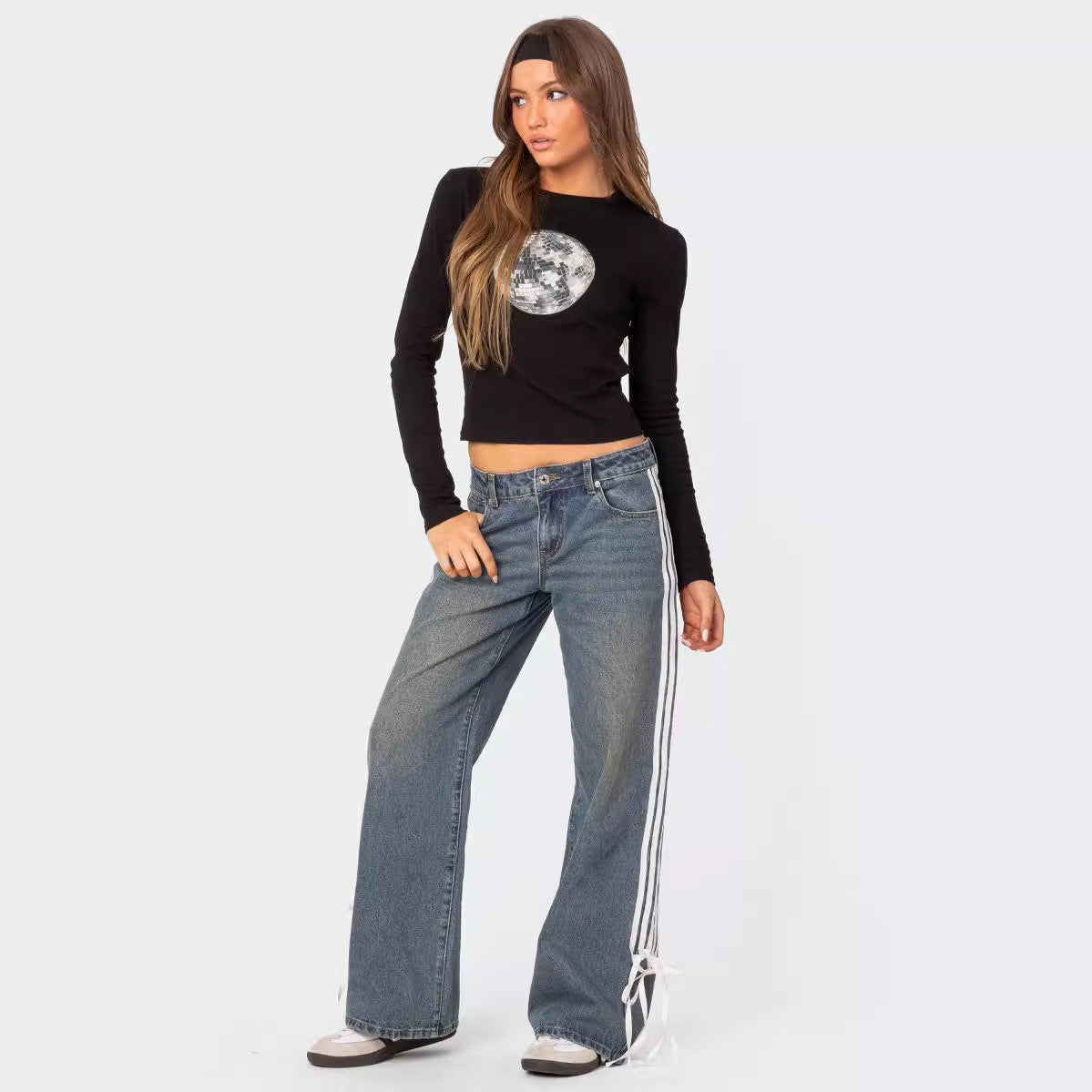 Hose mit niedrigem Bund, lockerem Schnitt, Seitenstreifen und Schleife, weitbeinige Jeans