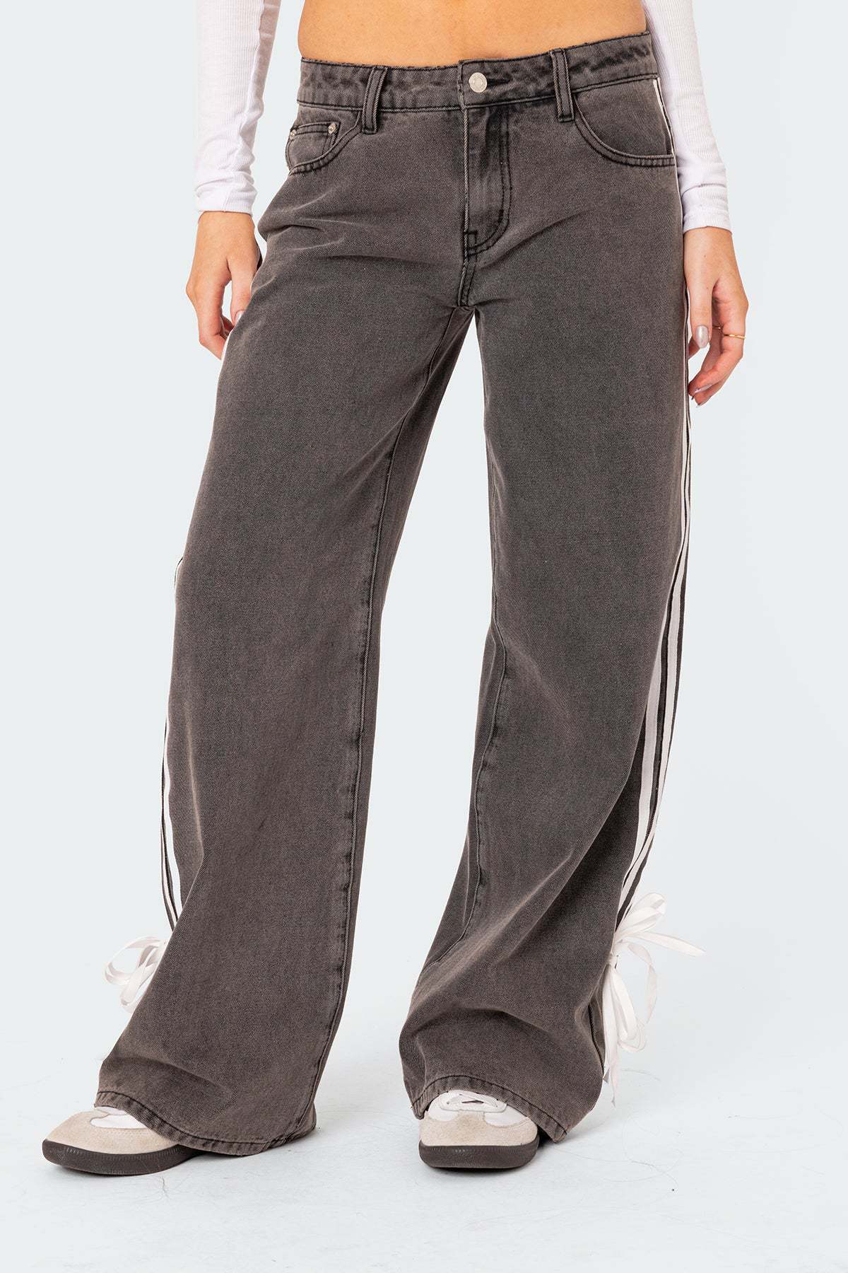 Hose mit niedrigem Bund, lockerem Schnitt, Seitenstreifen und Schleife, weitbeinige Jeans