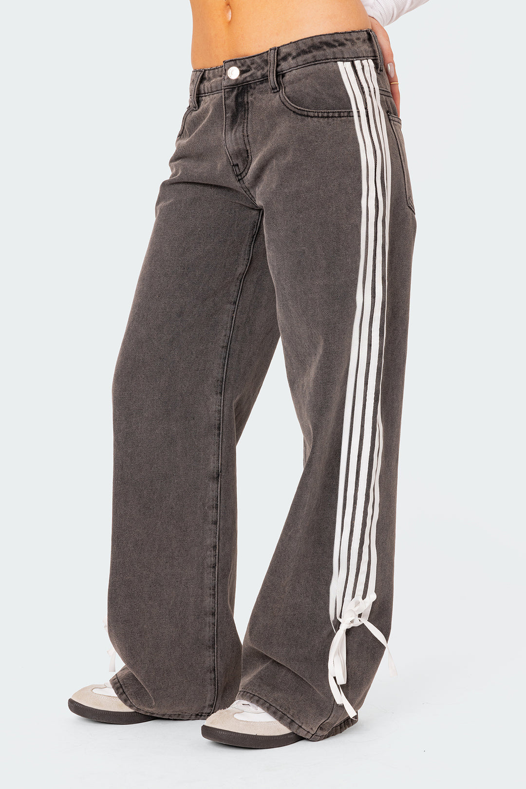 Hose mit niedrigem Bund, lockerem Schnitt, Seitenstreifen und Schleife, weitbeinige Jeans