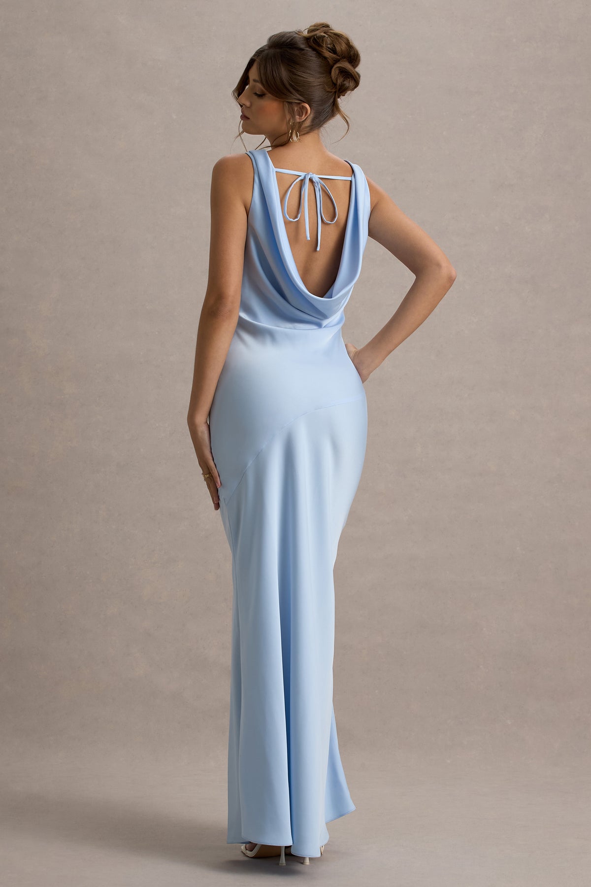Alesso | Pfirsich Satin Neckholder Maxikleid