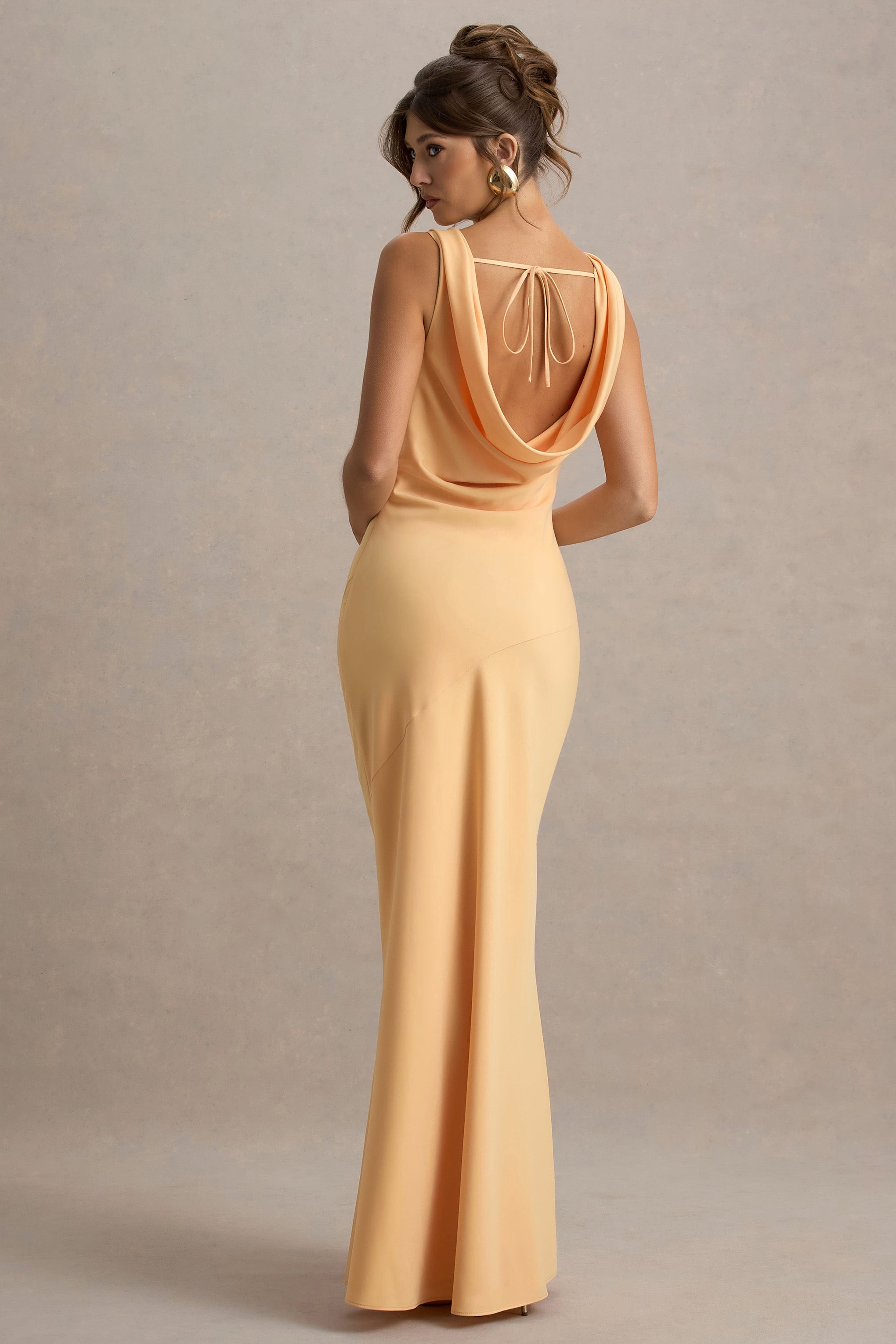Alesso | Pfirsich Satin Neckholder Maxikleid